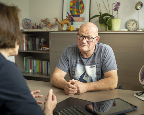 Patiënt in gesprek met huisarts in spreekkamer