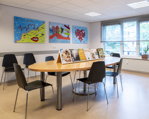 Tafel en stoelen in wachtkamer Huisartsenzorg Peulen